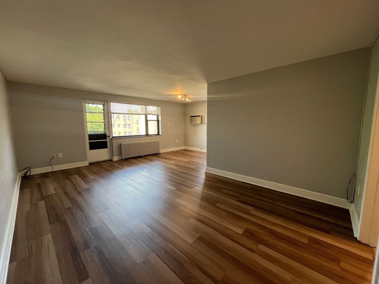 Royal Garden Apartments - Photo 4 of 14