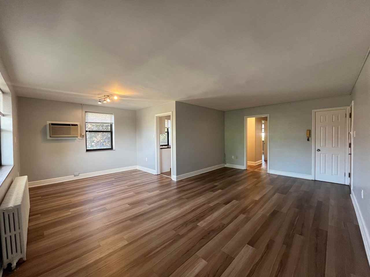 Royal Garden Apartments - Photo 5 of 14