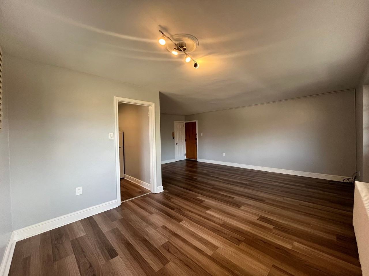 Royal Garden Apartments - Photo 6 of 14
