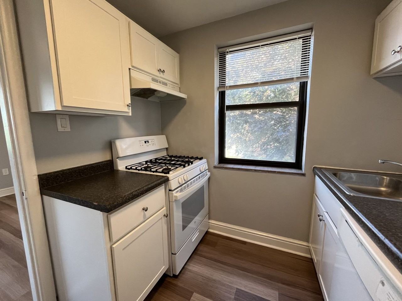 Royal Garden Apartments - Photo 7 of 14