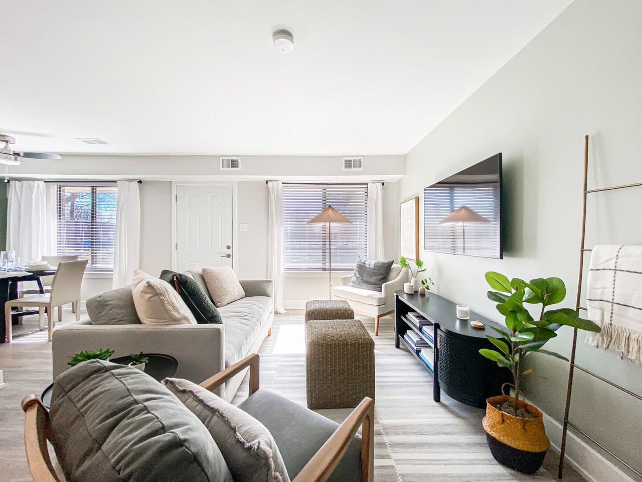 Buckingham Place - Photo 6 of 36