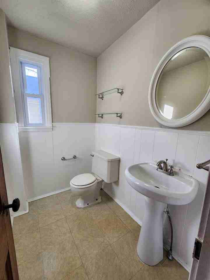 702 E 1st St - Photo 4 of 27