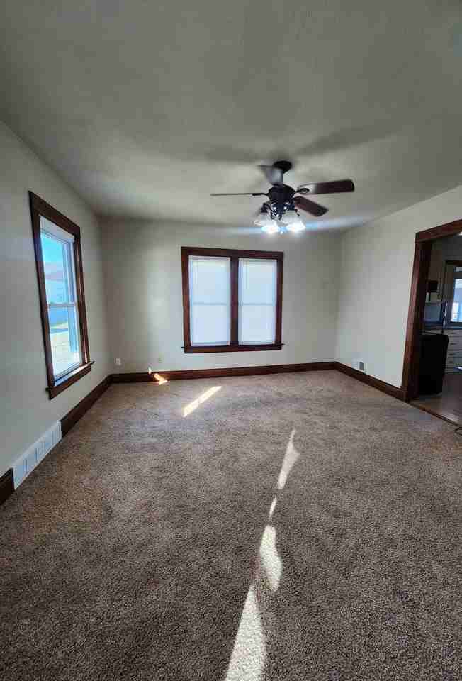 702 E 1st St - Photo 6 of 27