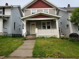 featured image of 922 N 13th Ave E
