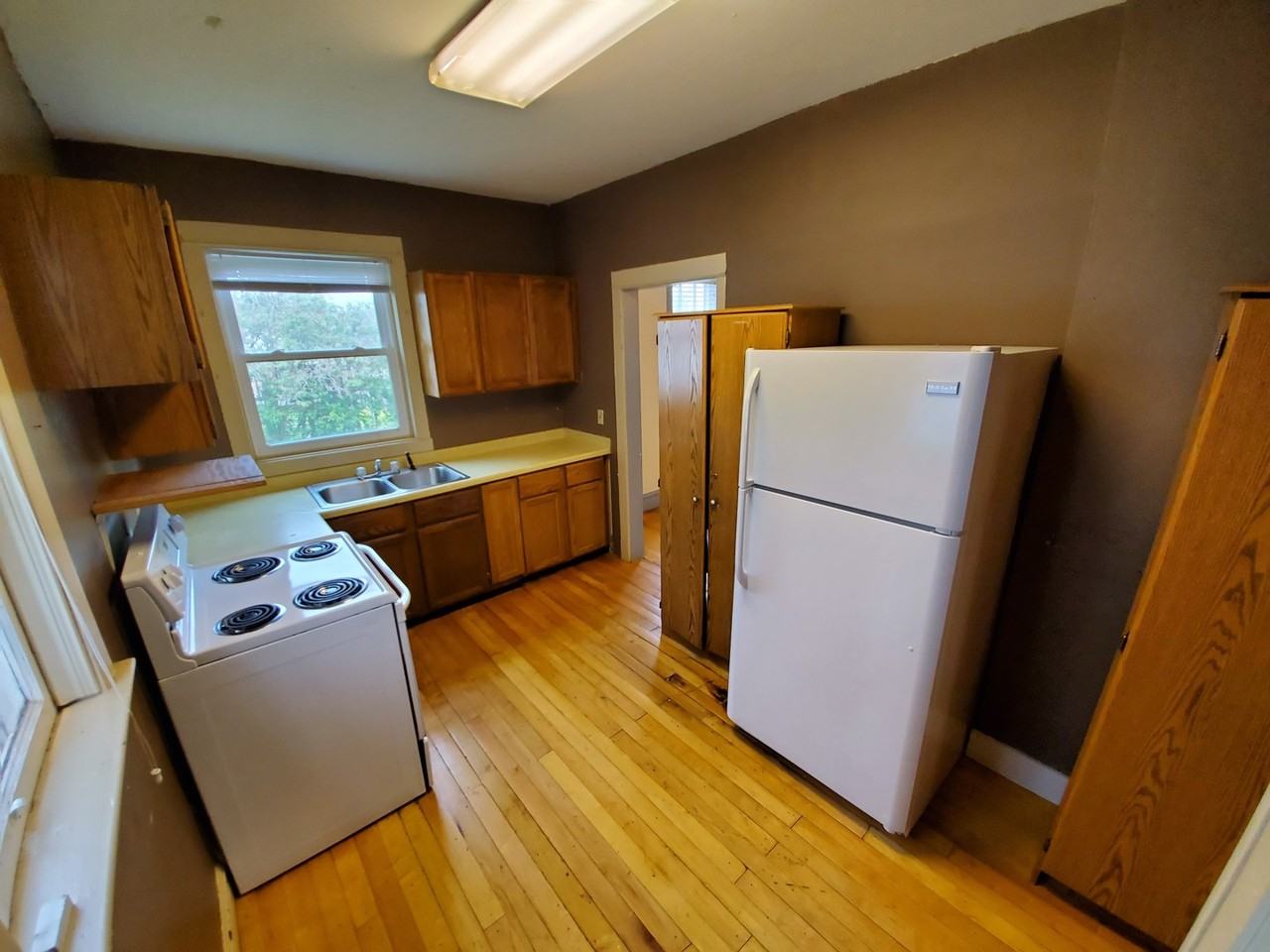 922 N 13th Ave E - Photo 2 of 14