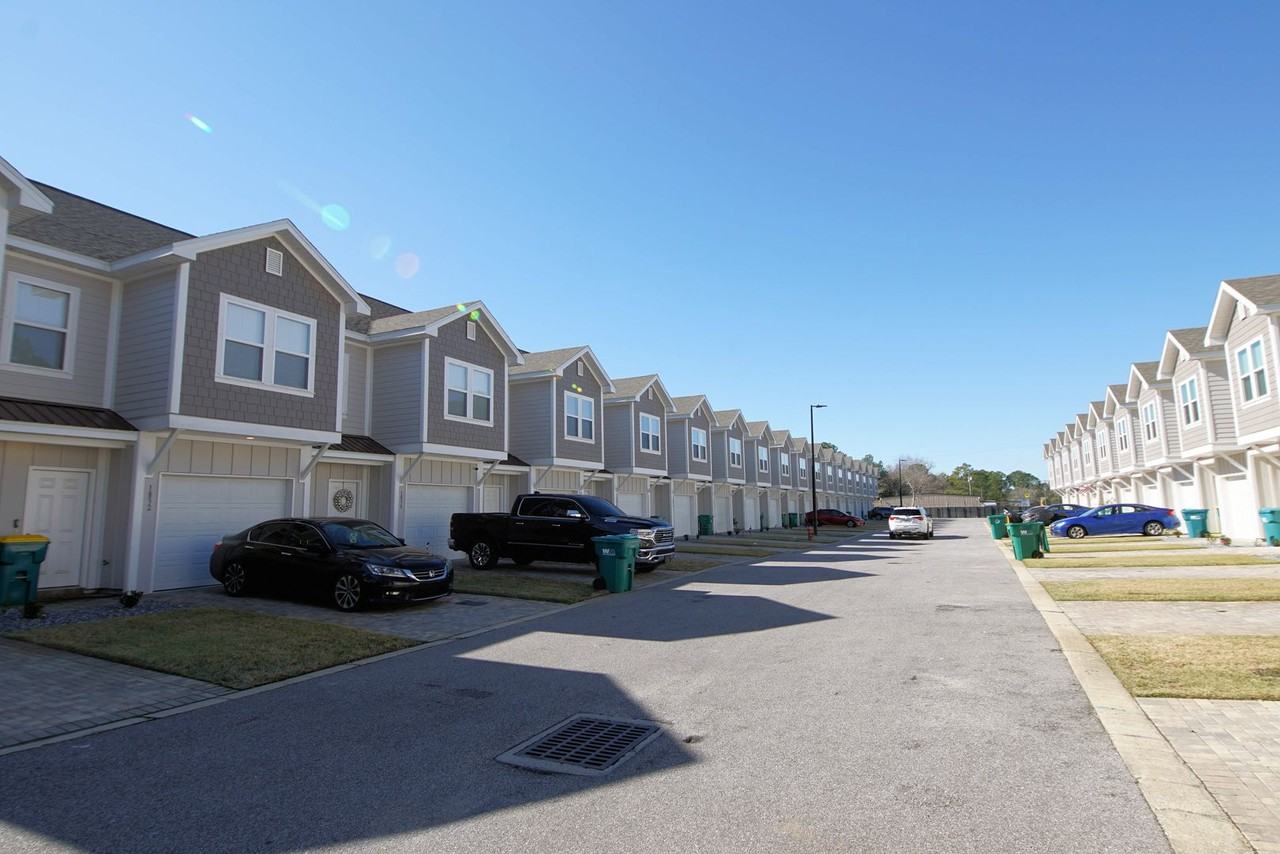 1828 Stable Ln - Photo 2 of 34