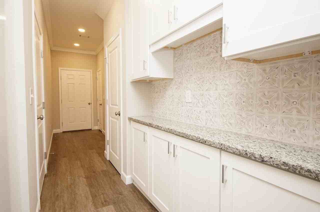 1828 Stable Ln - Photo 4 of 34