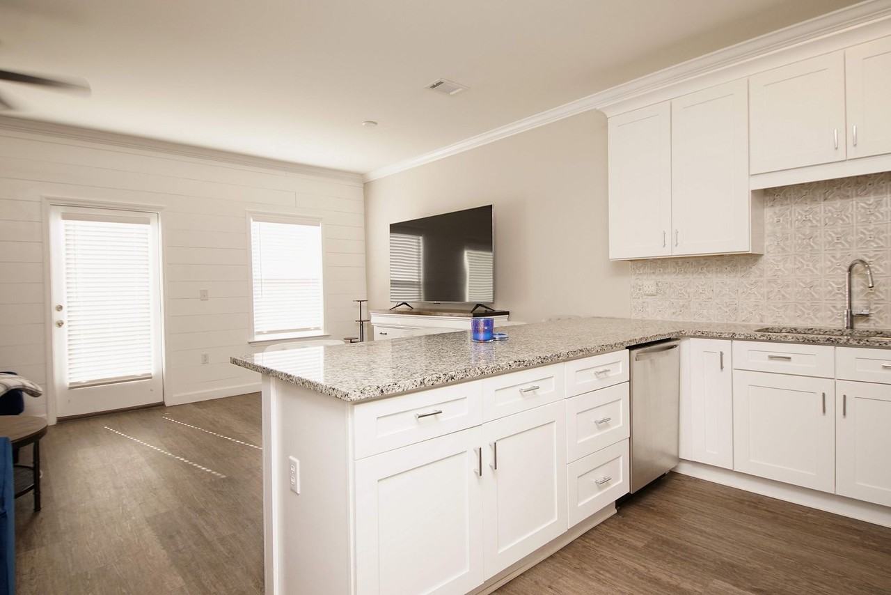 1828 Stable Ln - Photo 5 of 34