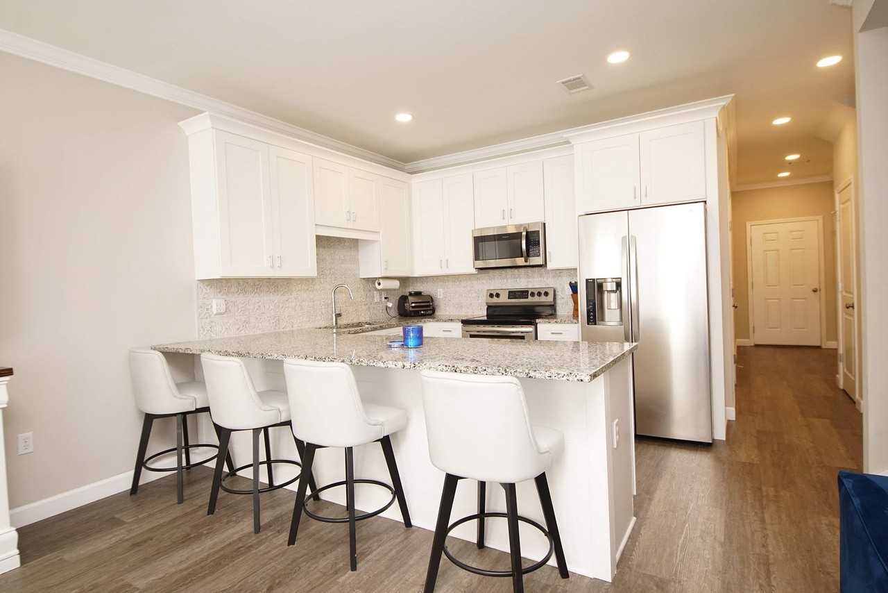 1828 Stable Ln - Photo 6 of 34