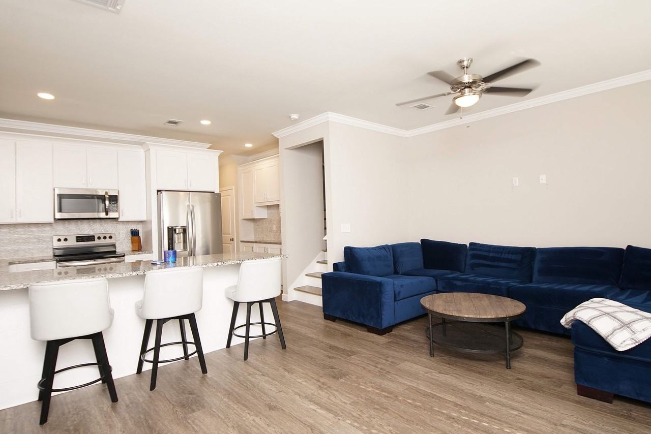 1828 Stable Ln - Photo 7 of 34