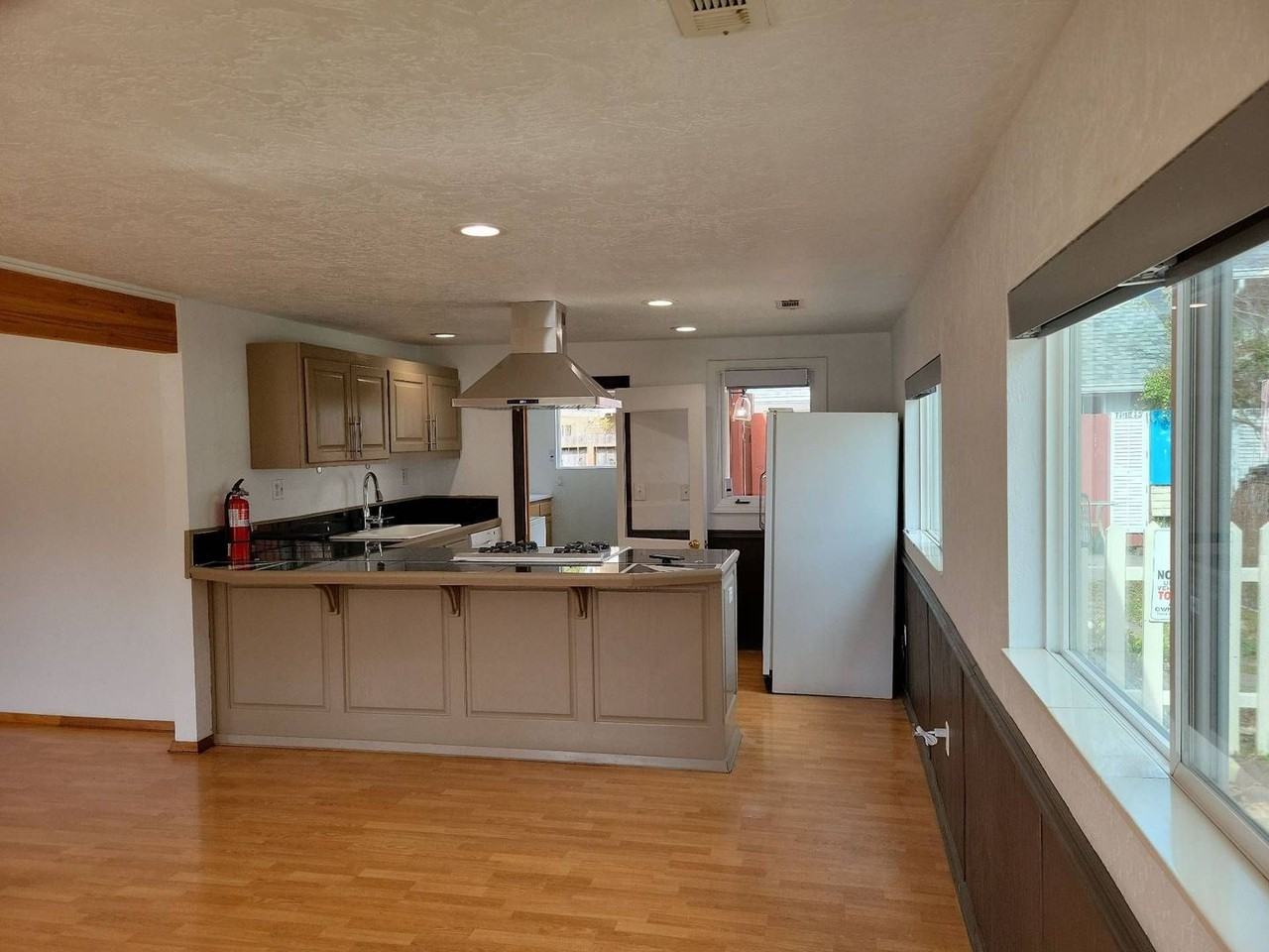 225 E C St - Photo 5 of 20