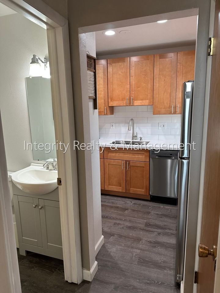 231 E Iliff Ave - Photo 3 of 38