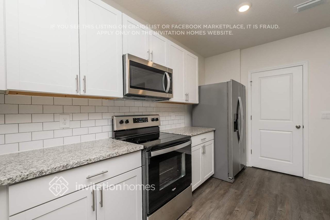 7805 Harbor Moor Dr - Photo 7 of 19