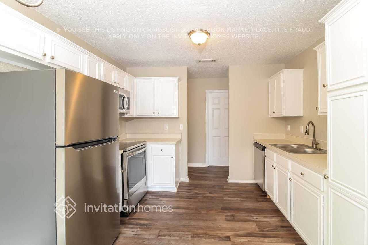 1100 Palomino Dr - Photo 5 of 13