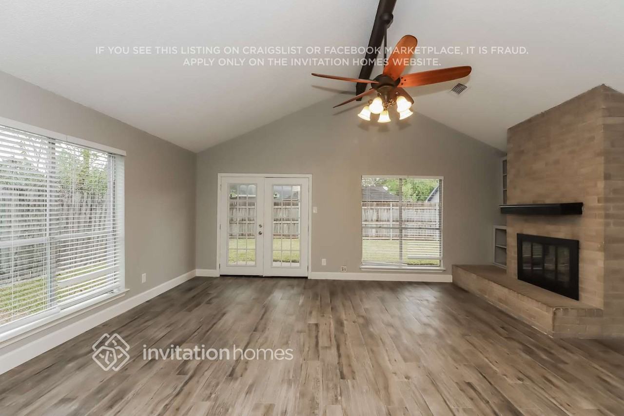 2210 Colonial Ct N - Photo 2 of 13