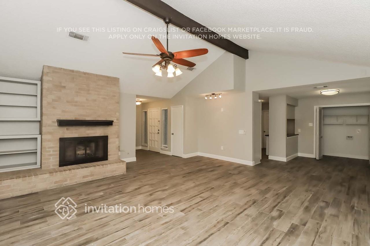 2210 Colonial Ct N - Photo 3 of 13