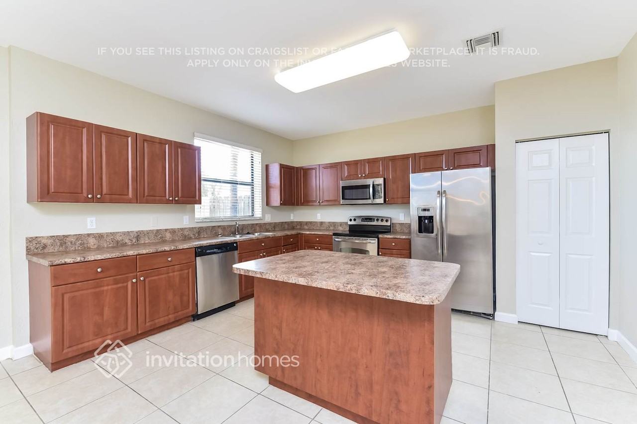 615 Southeast 37th Place - Photo 5 of 15