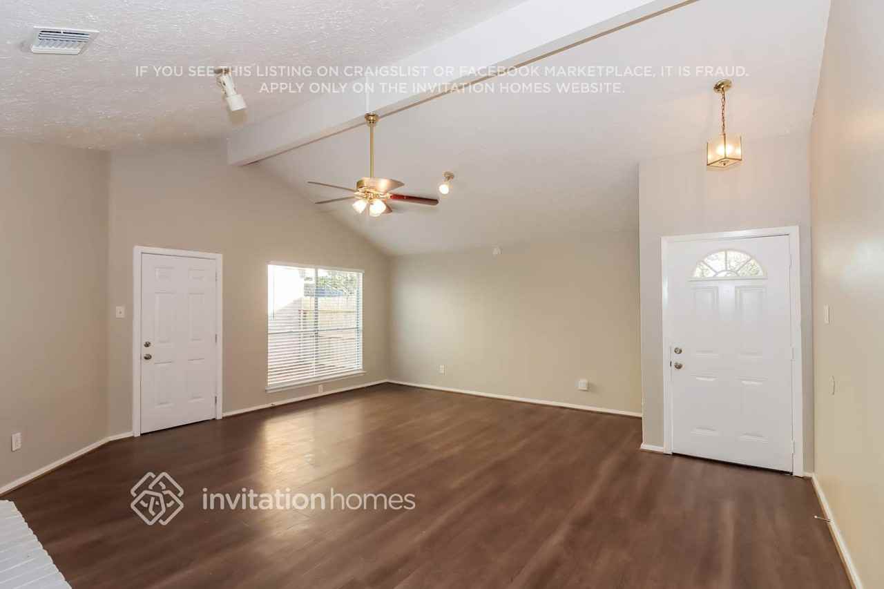 2622 Creekway Cir - Photo 3 of 15