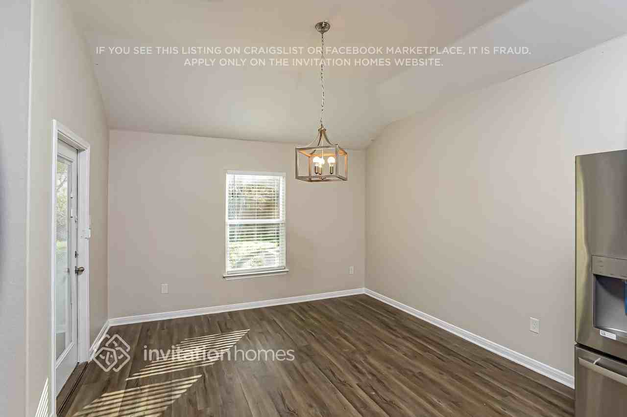 8002 Bluewater Cv - Photo 3 of 15