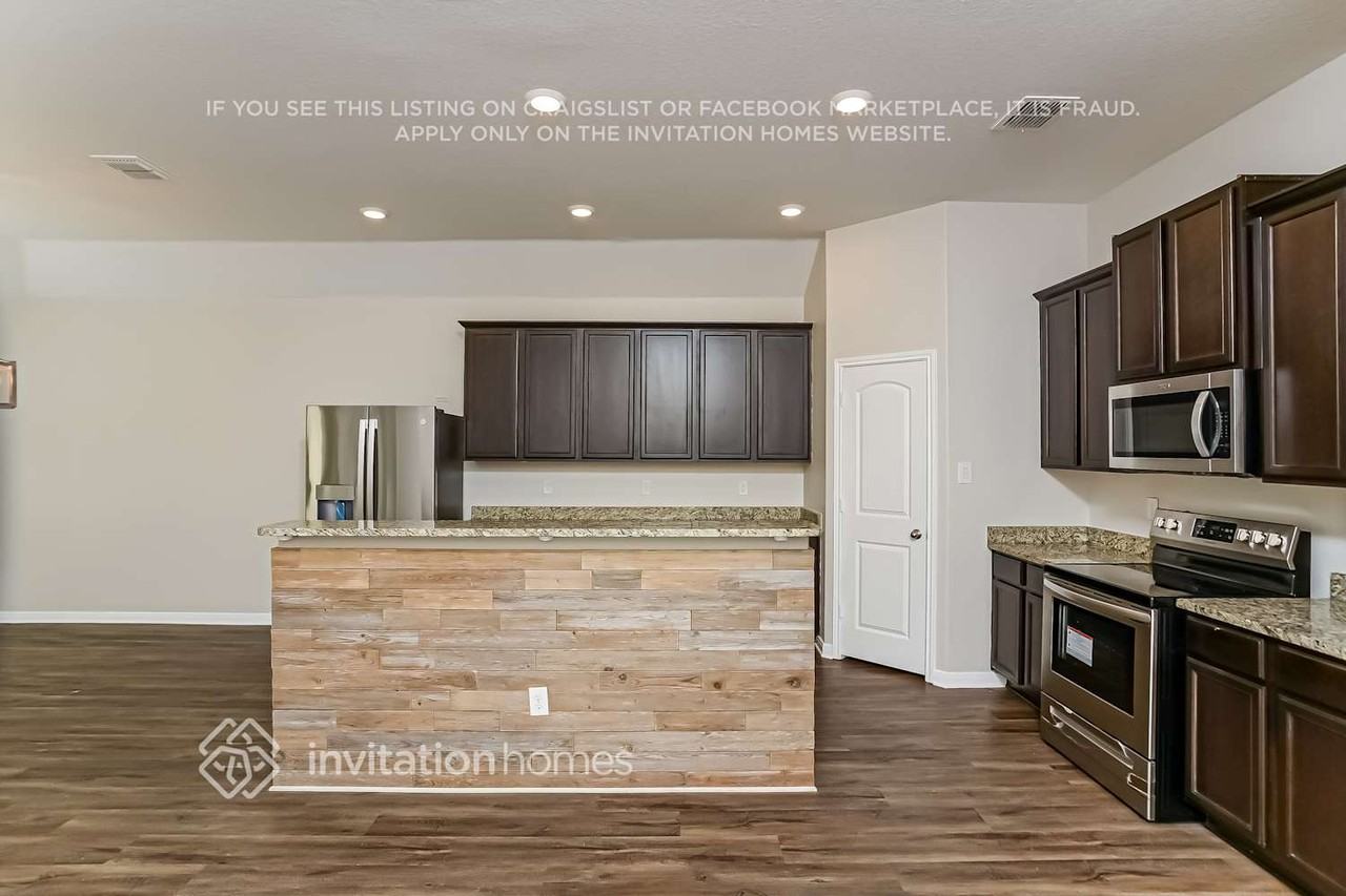 8002 Bluewater Cv - Photo 4 of 15