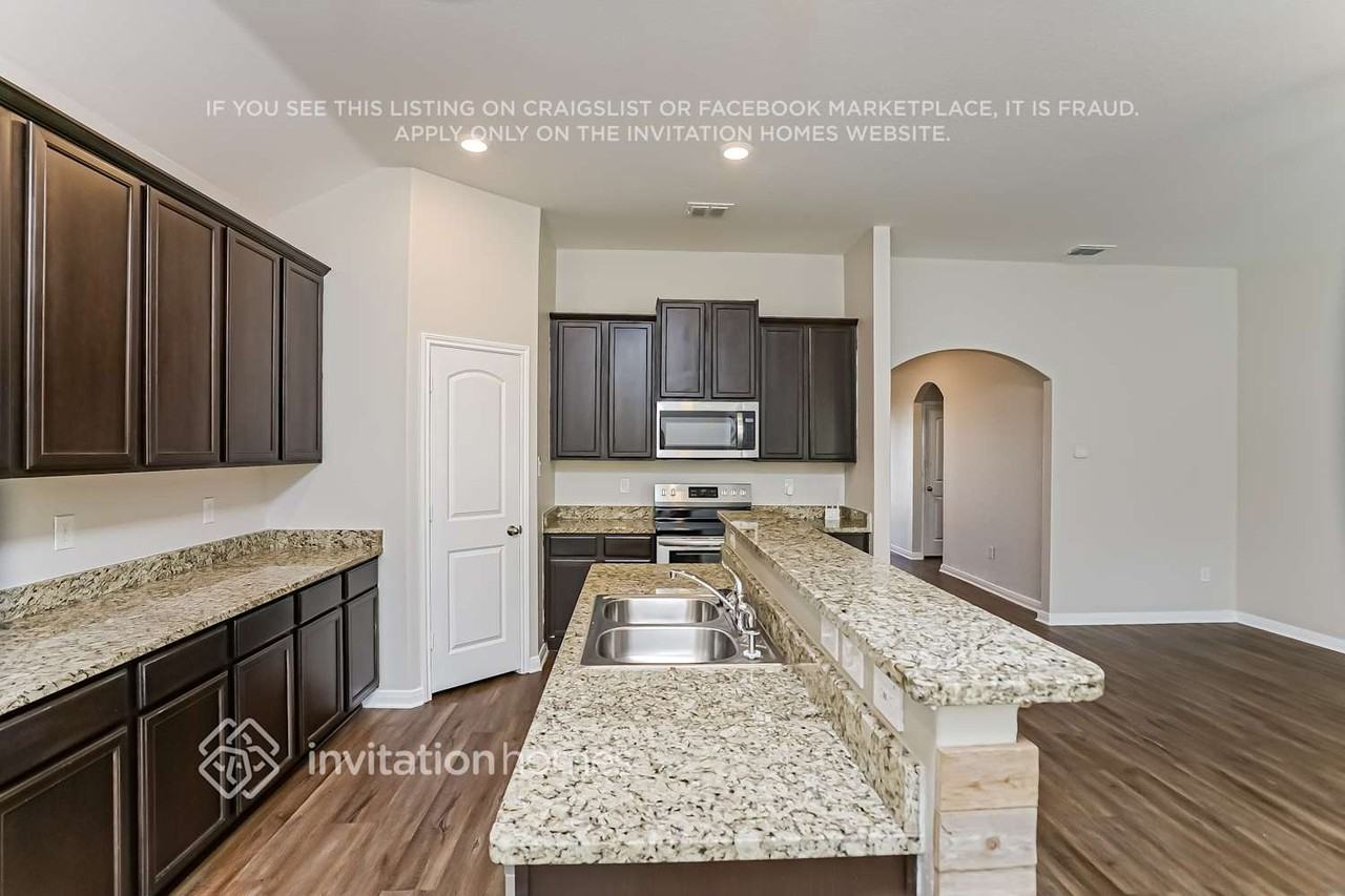 8002 Bluewater Cv - Photo 5 of 15