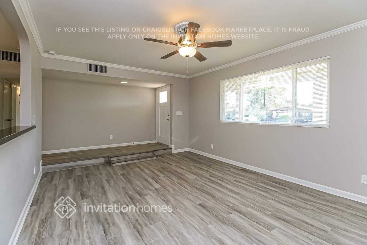 892 E Erie St - Photo 3 of 17