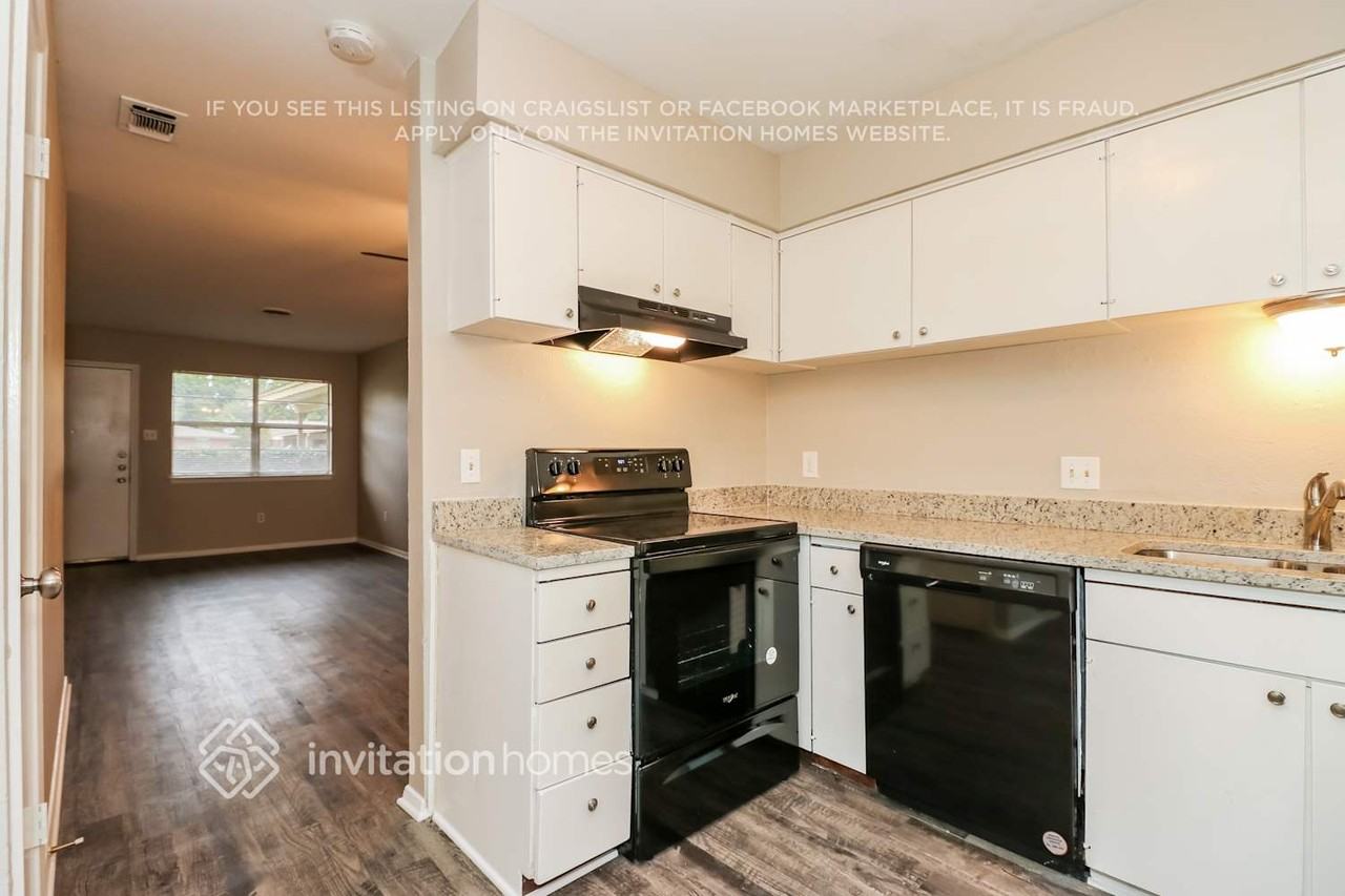 2212 Lavern St #B - Photo 4 of 14