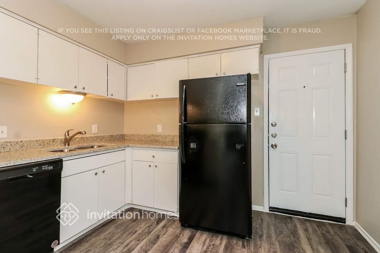 2212 Lavern St #B - Photo 6 of 14