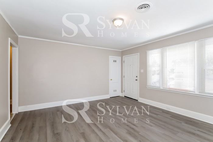 526 S Jones Ave - Photo 3 of 15
