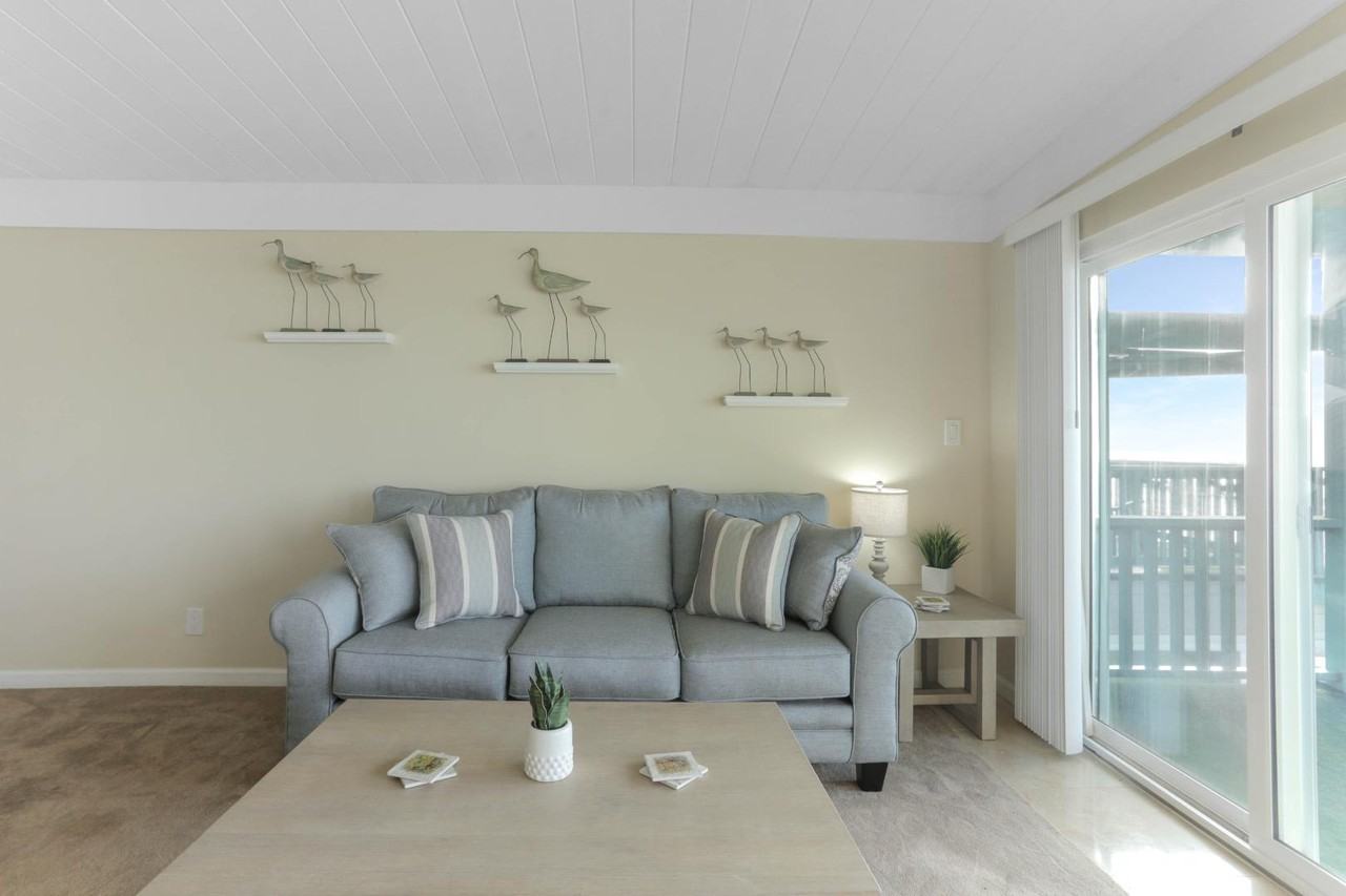 1620 Seacoast Dr - Photo 4 of 11