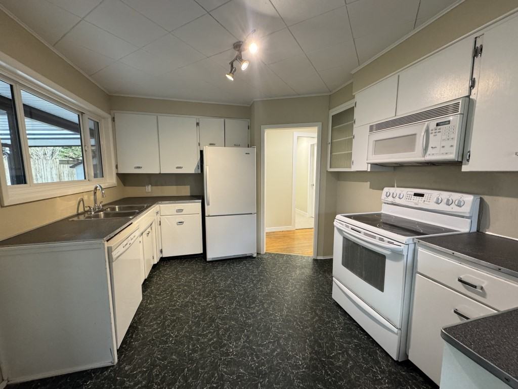 657 First St Uppr - Photo 6 of 19