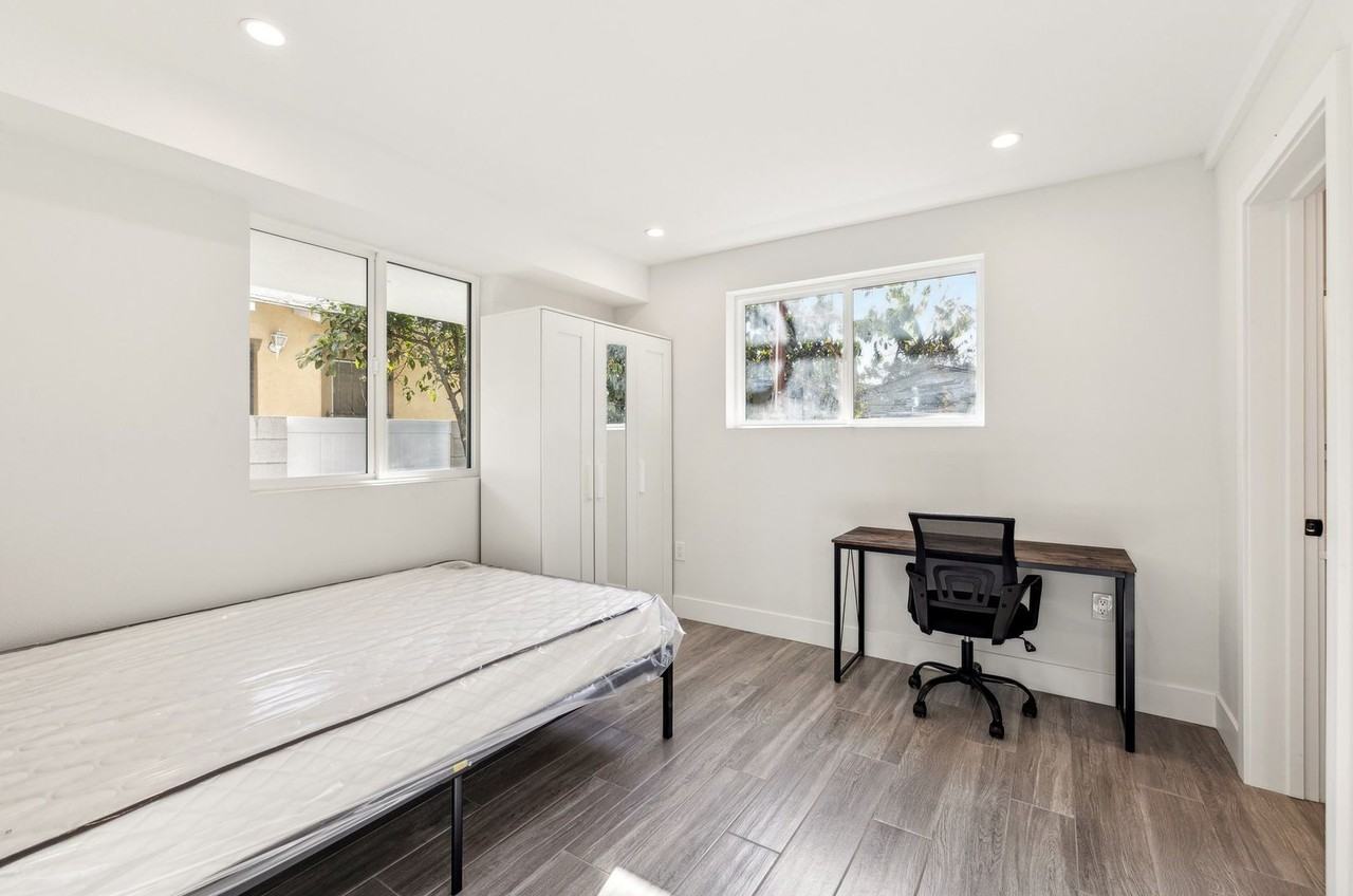 Leo P 1348 W 37th Pl - Photo 3 of 5