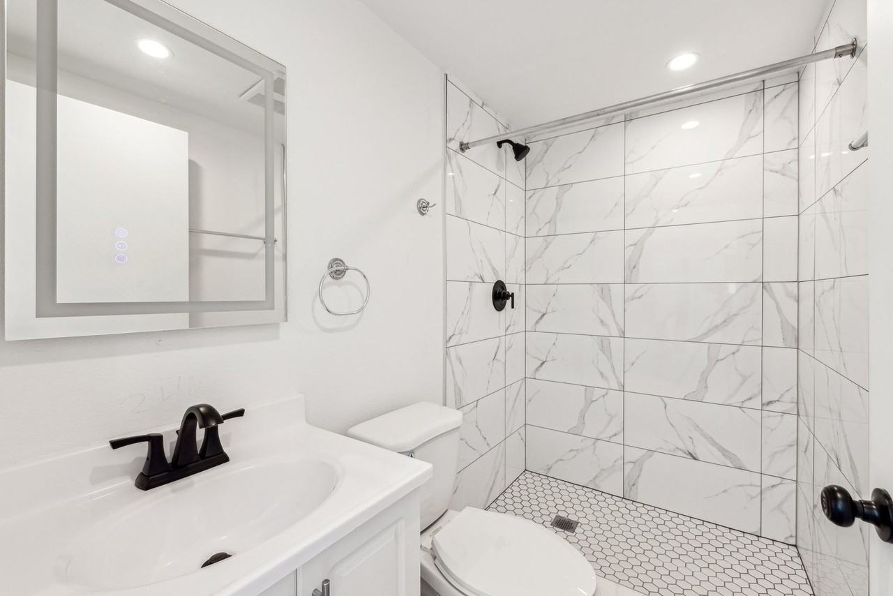 Leo P 1348 W 37th Pl - Photo 4 of 5