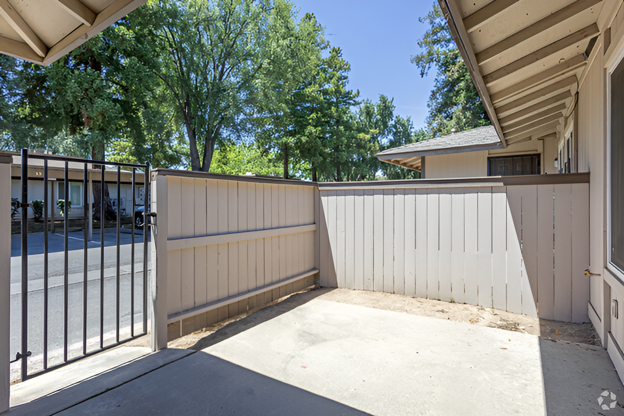 BRIARWOOD APTS - Photo 6 of 31