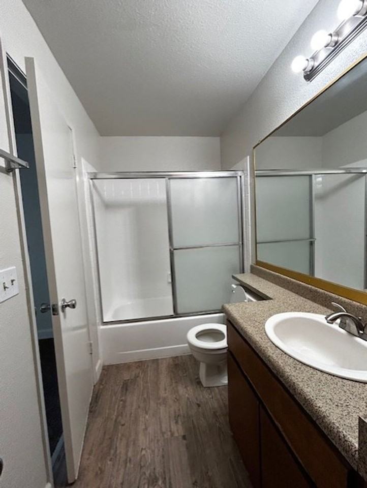 Country Hollow Apartments - Photo 3 of 9