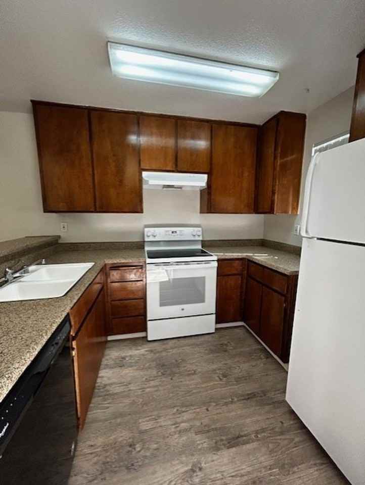 Country Hollow Apartments - Photo 5 of 9