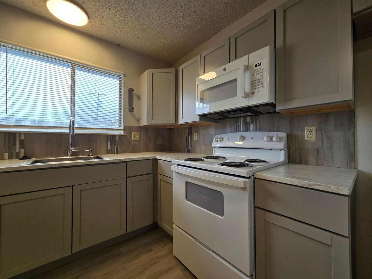 2106 Wheeler Ave #D - Photo 3 of 15