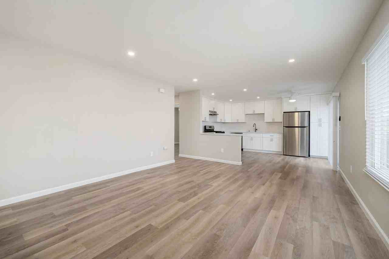 450 Manhattan Ave - Photo 5 of 18