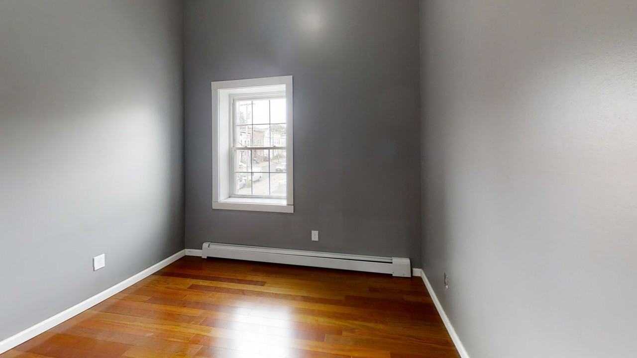 Newly Renovated 2,3,4 Bedroom apartments. Downtown Albany Off Campus student apartments. - Photo 2 of 24