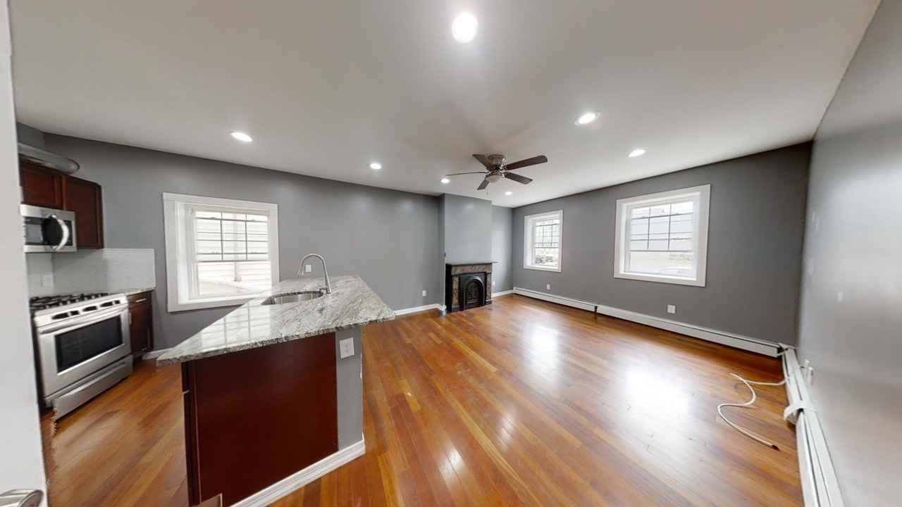 Newly Renovated 2,3,4 Bedroom apartments. Downtown Albany Off Campus student apartments. - Photo 7 of 24