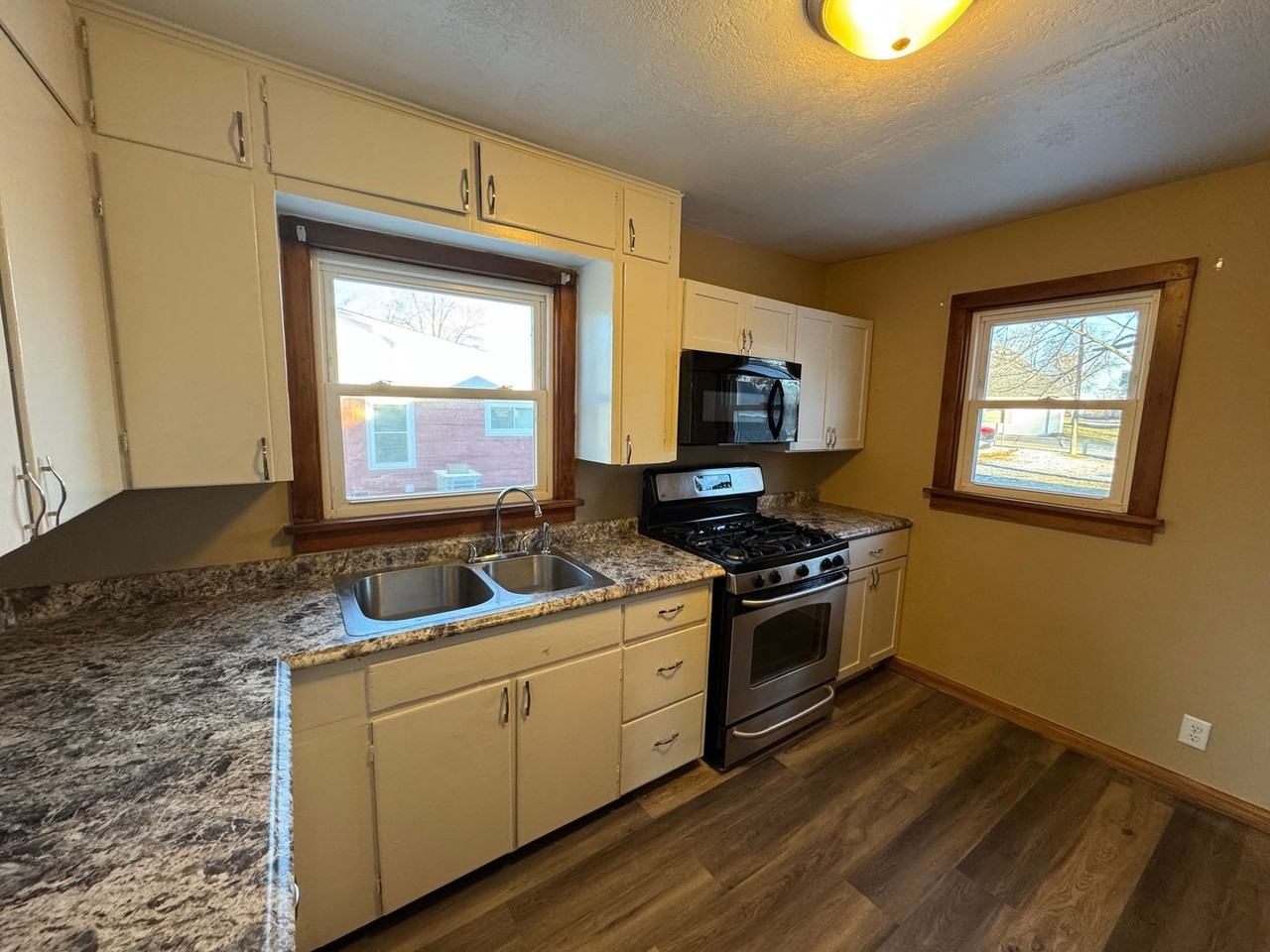 527 W Exchange St - Photo 2 of 9