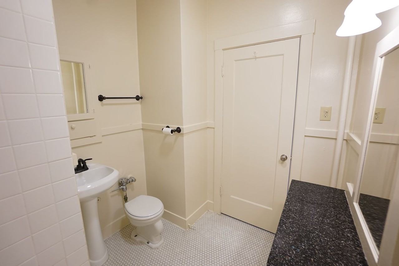 Chrisler Manor - Photo 5 of 13