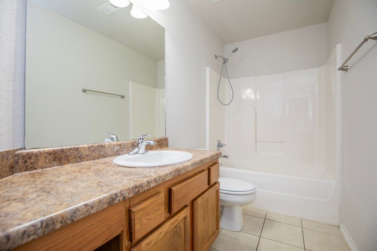 1806 Sw E St - Photo 4 of 22