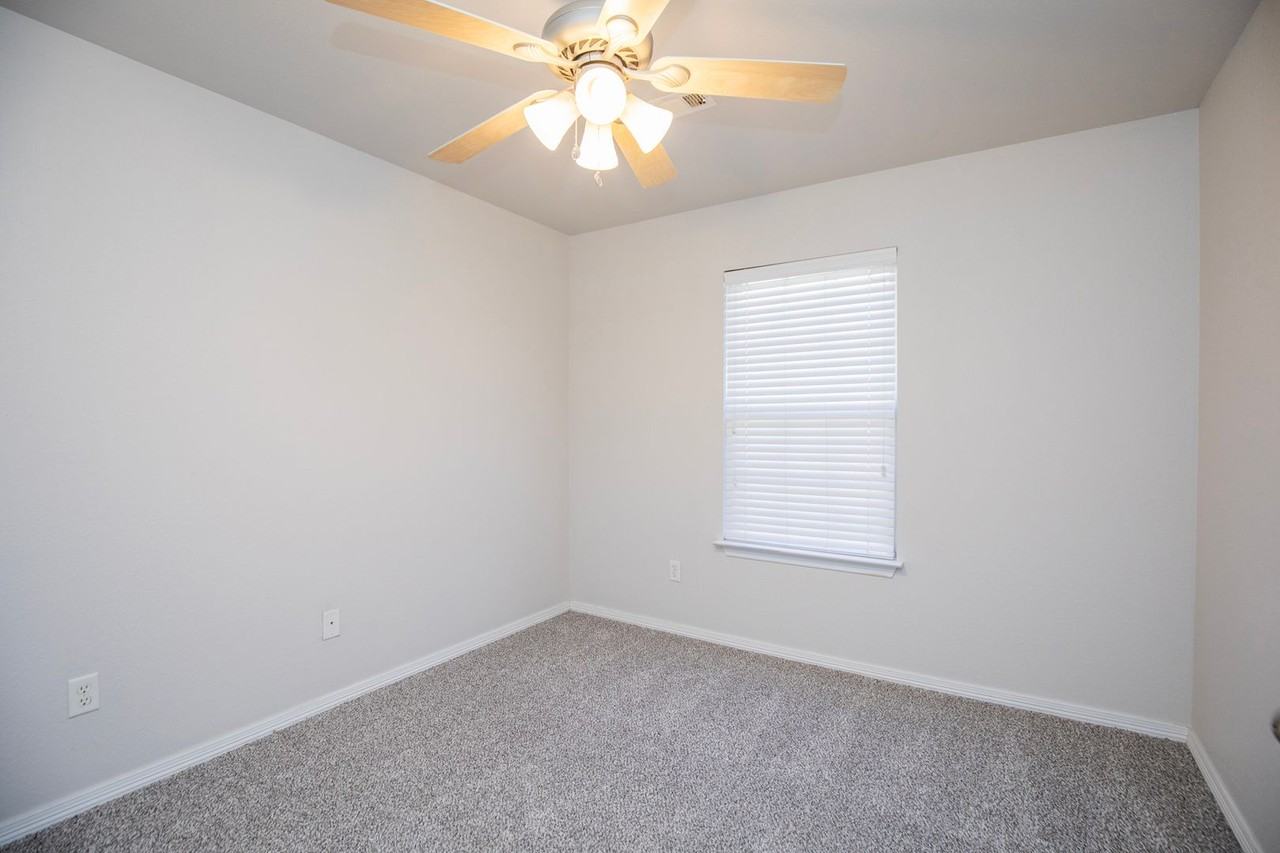 1806 Sw E St - Photo 5 of 22