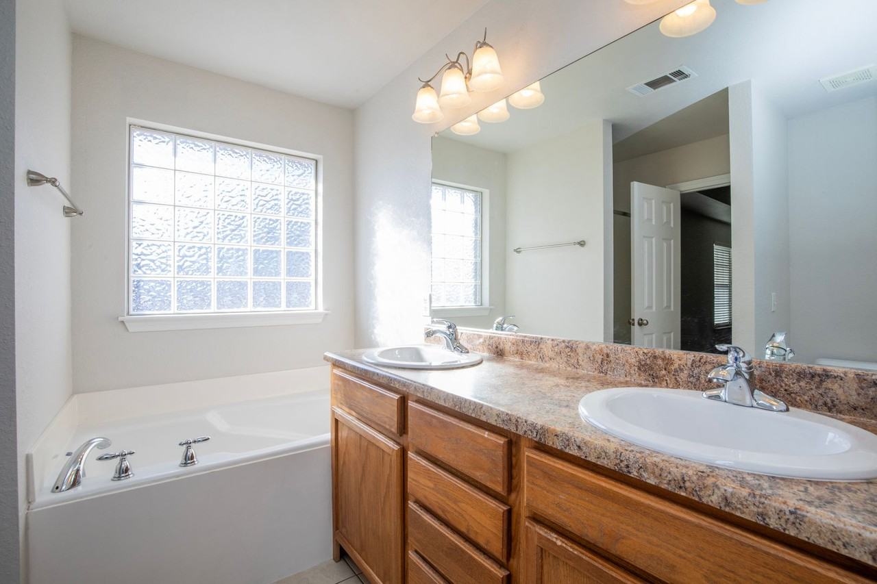 1806 Sw E St - Photo 7 of 22