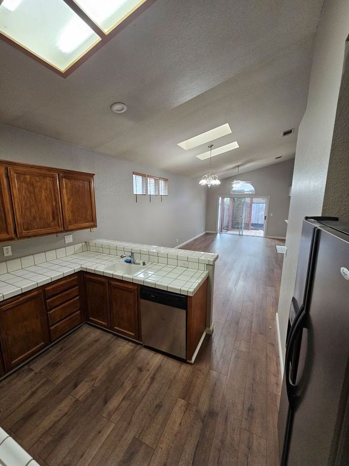 246 Potrero St - Photo 5 of 29