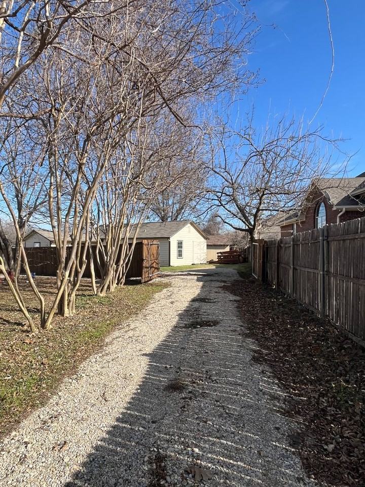 1211 S Brazos St - Photo 7 of 29