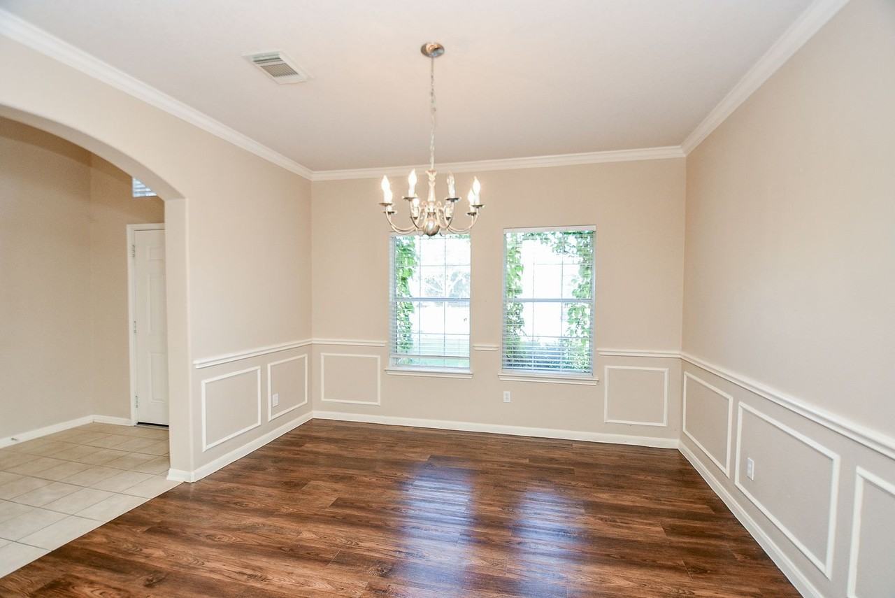 11835 Belle Ct - Photo 3 of 33