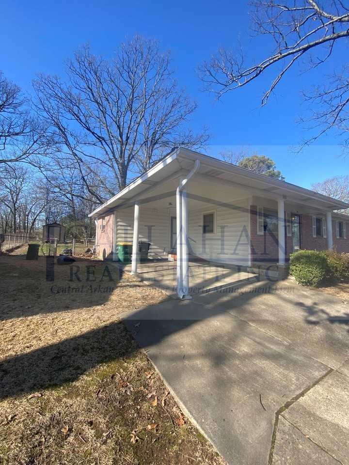 303 S Longfield Ave - Photo 5 of 31