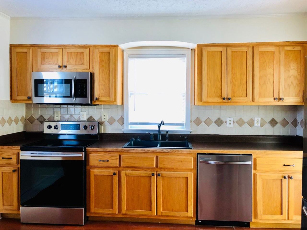 1050 Hodges Ave - Photo 2 of 26